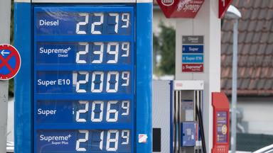 Stuttgart: Blick auf die Anzeigetafel einer Tankstelle am Vormittag. Seit heute dürfen Tankstellen nur einmal täglich, um 12.00 Uhr, die Preise erhöhen.
