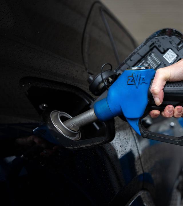 Symbolbild: Eine Zapfpistole wird  beim Tanken an einer Tankstelle benutzt