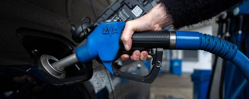 Symbolbild: Eine Zapfpistole wird  beim Tanken an einer Tankstelle benutzt