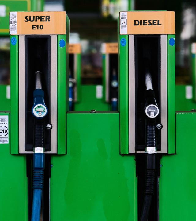 Blick auf Zapfsäulen für Benzin und Diesel an einer Tankstelle.