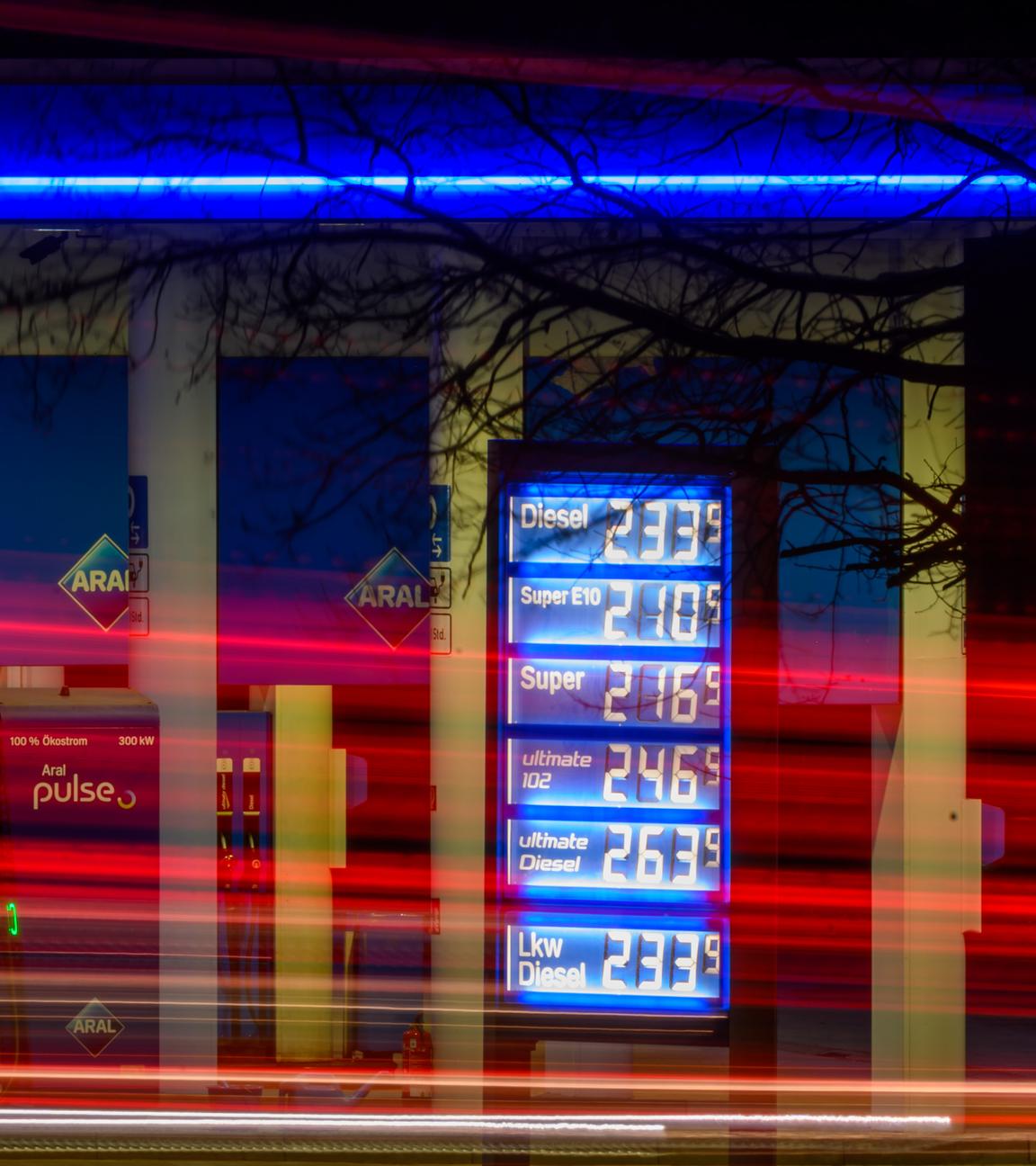 Die Lichter vorbeifahrender Autos sind am frühen Morgen des 30.03.2026 vor der Preistafel einer Tankstelle in Chemnitz zu sehen.