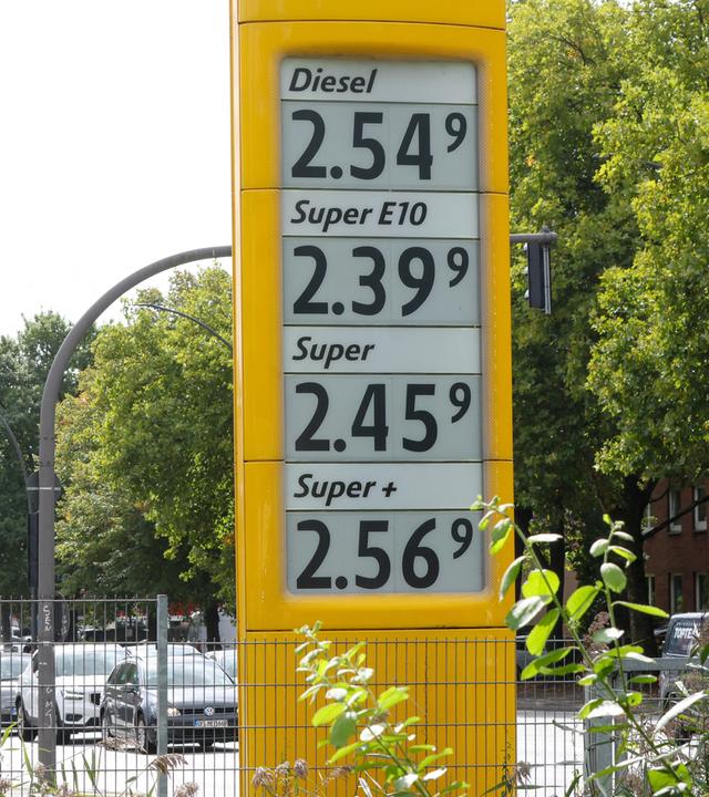 Auf einem Preisschild an einer Tankstelle werden die aktuellen Preise für Kraftstoffe angezeigt.