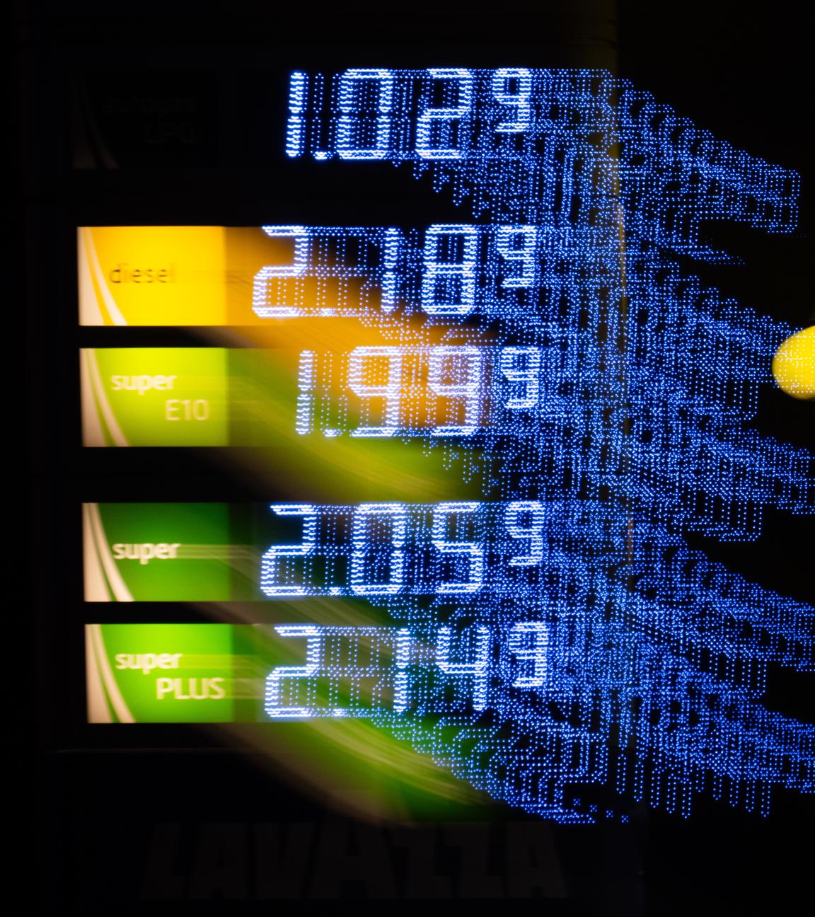 Die Preise für Benzin und Diesel werden an einer Tankstelle angezeigt. Der Krieg in Nahost sorgt derzeit für massiv gestiegene Preise an den Zapfsäulen.