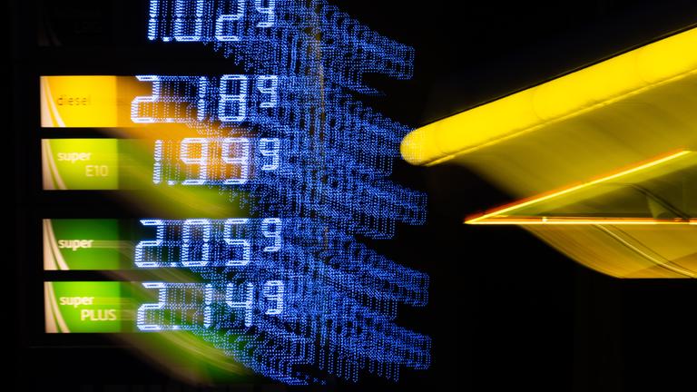 Die Preise für Benzin und Diesel werden an einer Tankstelle angezeigt. Der Krieg in Nahost sorgt derzeit für massiv gestiegene Preise an den Zapfsäulen.