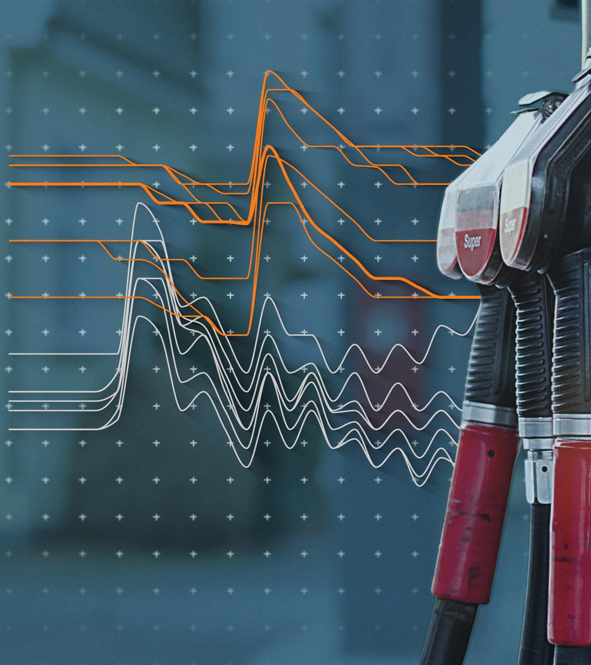 Zapfsäulen einer Tankstelle, dahinter eine Grafik zum Verlauf der Tankpreise