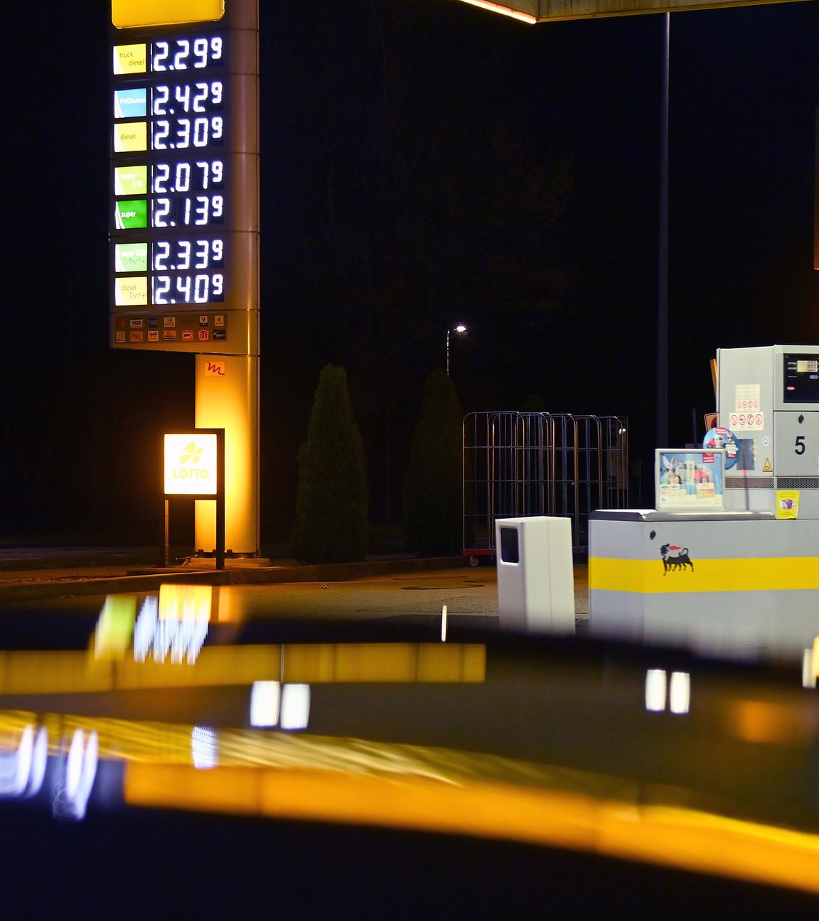 Benzinpreise an einer Tankstelle in München sind zu sehen.
