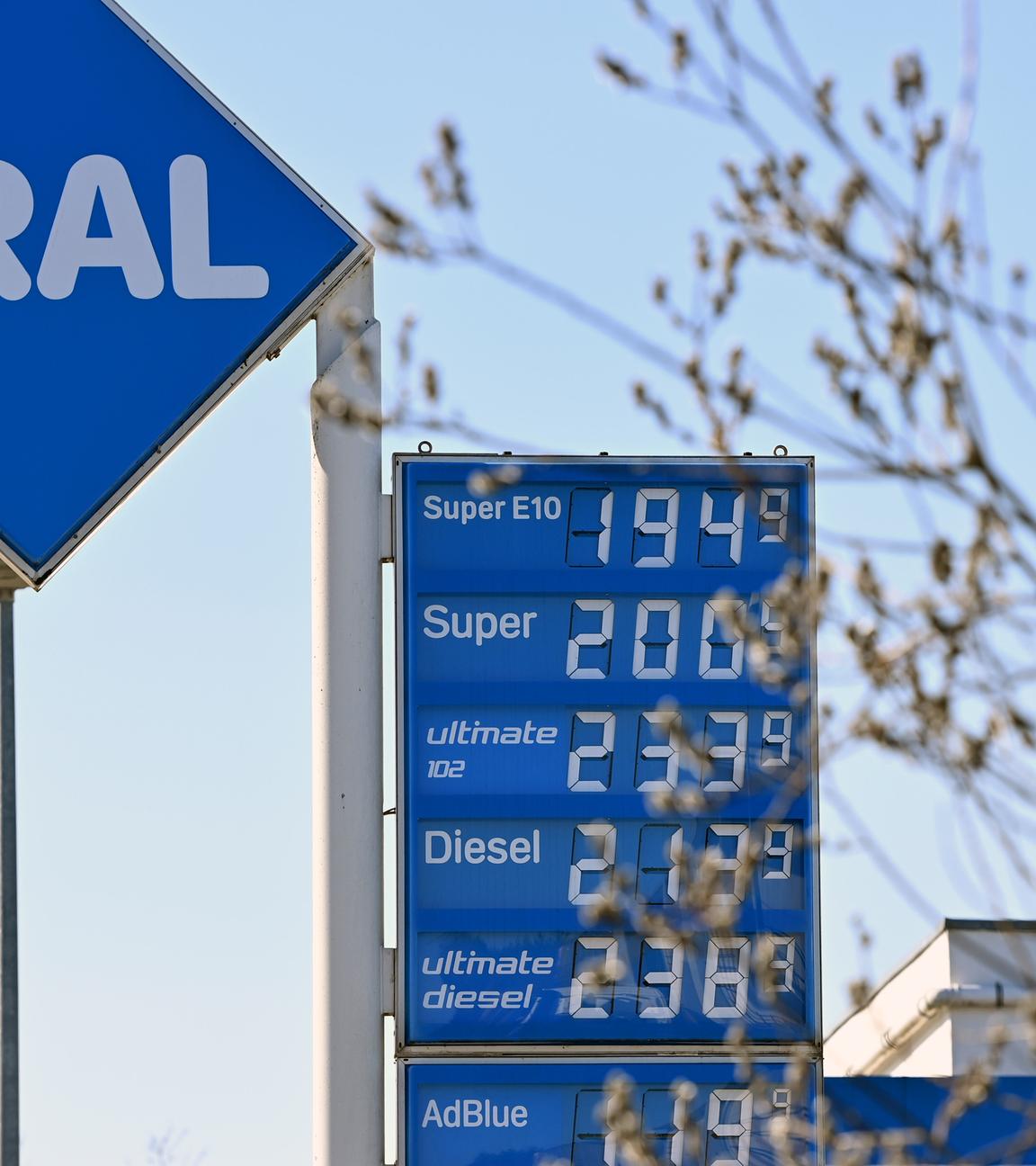Benzinpreise an einer Tankstelle in Muenchen