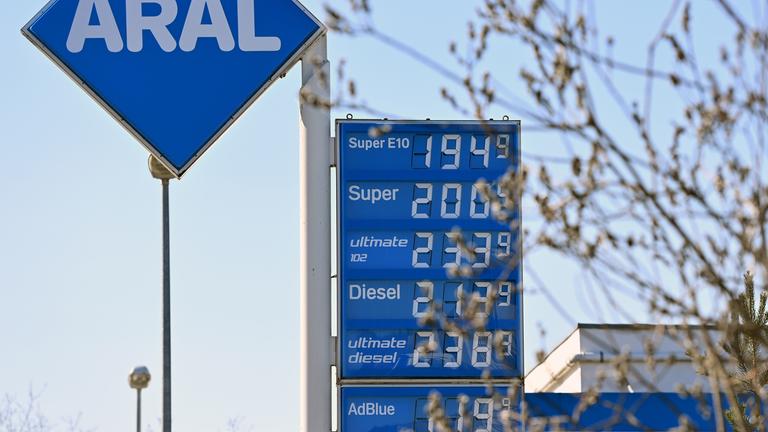 Benzinpreise an einer Tankstelle in Muenchen