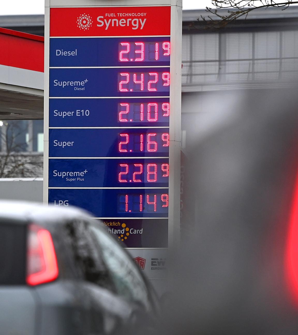 Spritpreise in Bayern am 10.4.2026 nach Waffenstillstand im Iran-Krieg. Nur langsam sinkende Spritpreise. Treibstoffkosten bleiben hoch. Explodierende Spritpriese wegen Iran Krieg dauern an. Benzinpreise an einer Tankstelle in Muenchen.