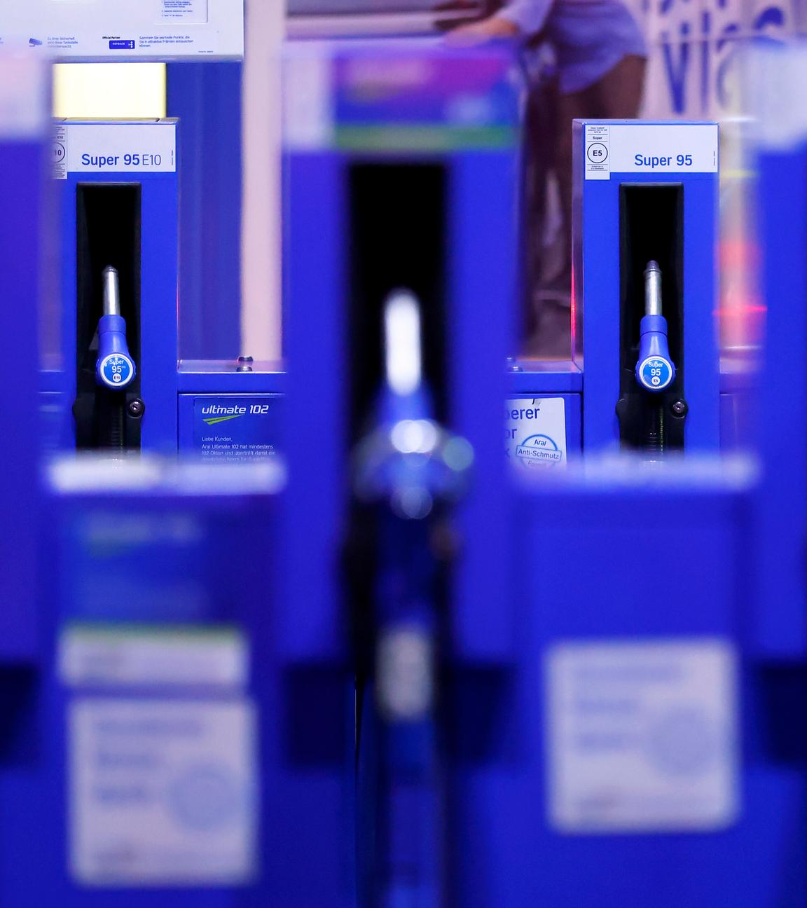 Eine Tankstelle in Köln bei Nacht.