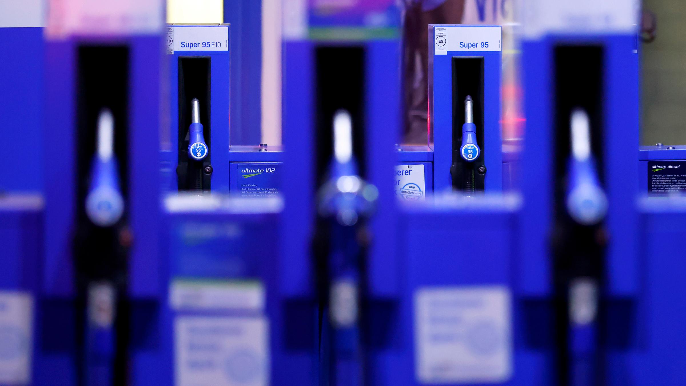 Eine Tankstelle in Köln bei Nacht.