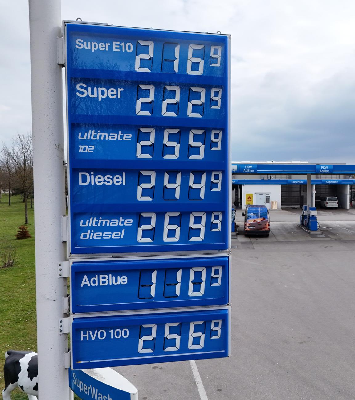 Die Preisanzeige einer Tankstelle in München.