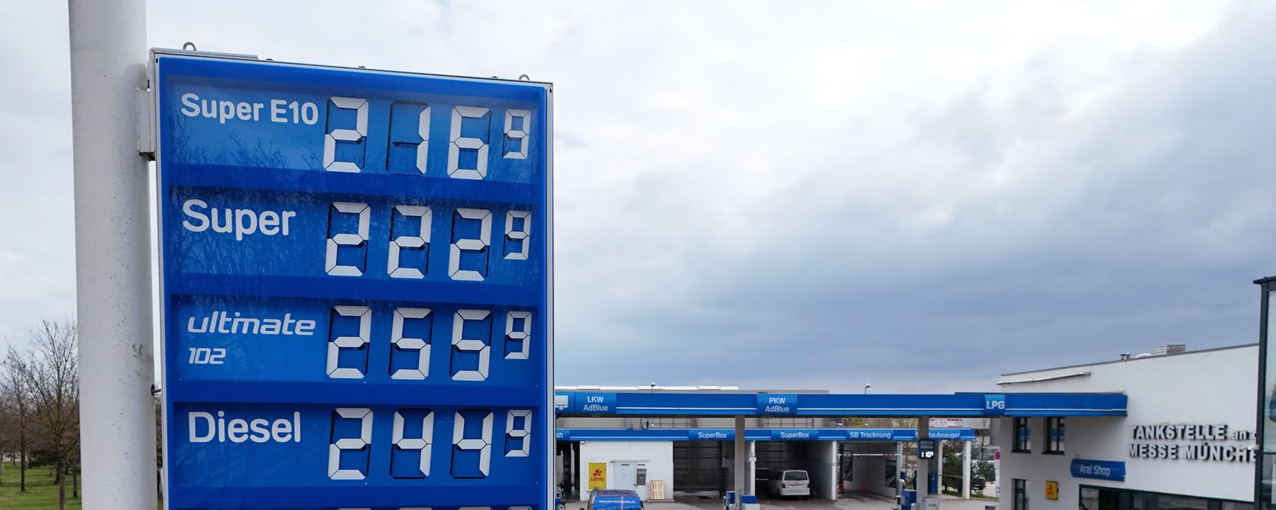 Die Preisanzeige einer Tankstelle in München.