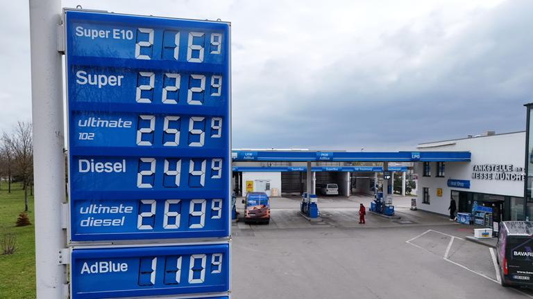 Die Preisanzeige einer Tankstelle in München.