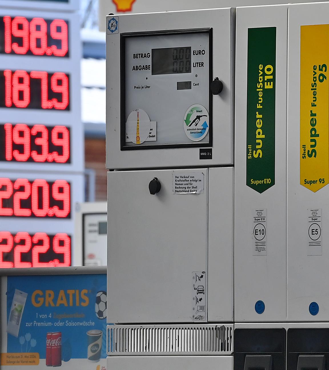 Benzinpreise an einer Tankstelle in München.