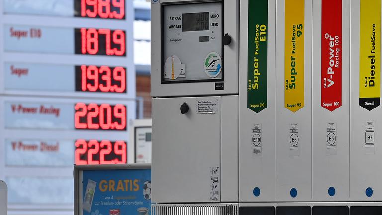 Benzinpreise an einer Tankstelle in München.