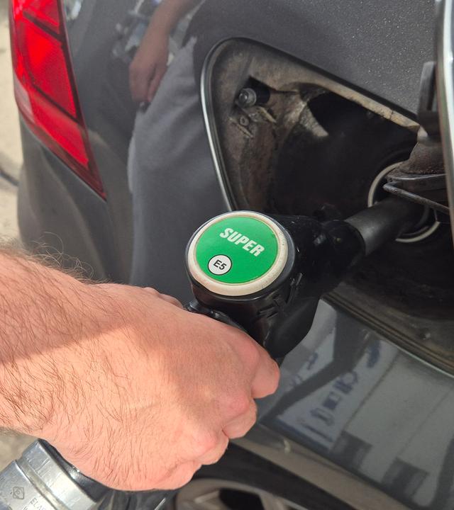 Köln: Ein Mann betankt sein Auto an einer Tankstelle. 