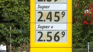 14.09.2026, Hamburg: Auf einem Preisschild an einer Tankstelle werden die aktuellen Preise für Kraftstoffe angezeigt. 