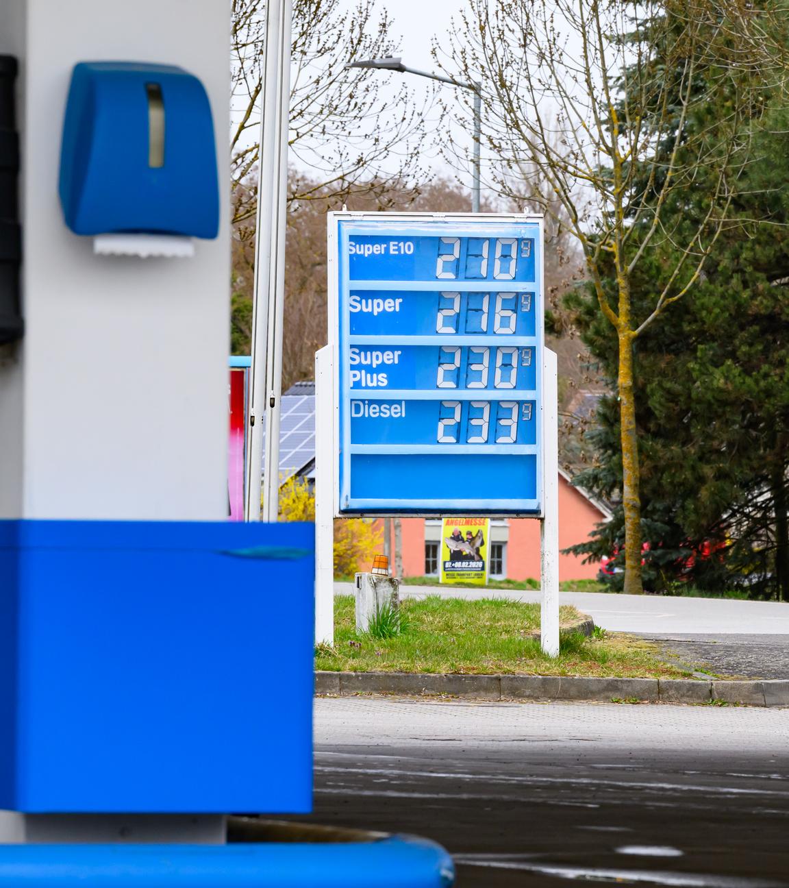 Eine leere Tankstelle mit hohen Kraftstoffpreisen in Frankfurt