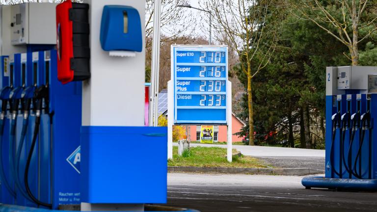 Eine leere Tankstelle mit hohen Kraftstoffpreisen in Frankfurt