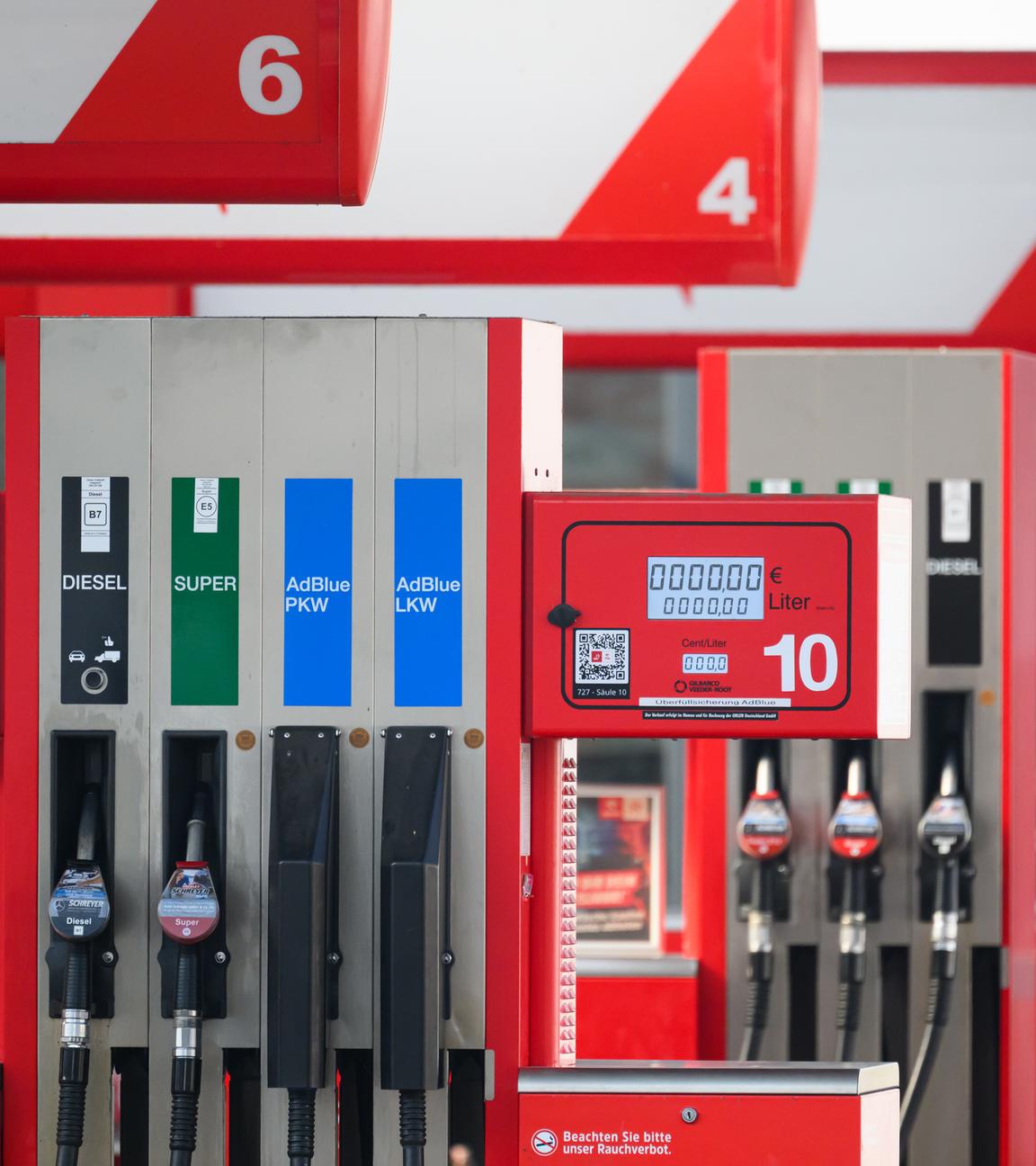 Mehrere Tanksäulen einer Tankstelle in Dresden.