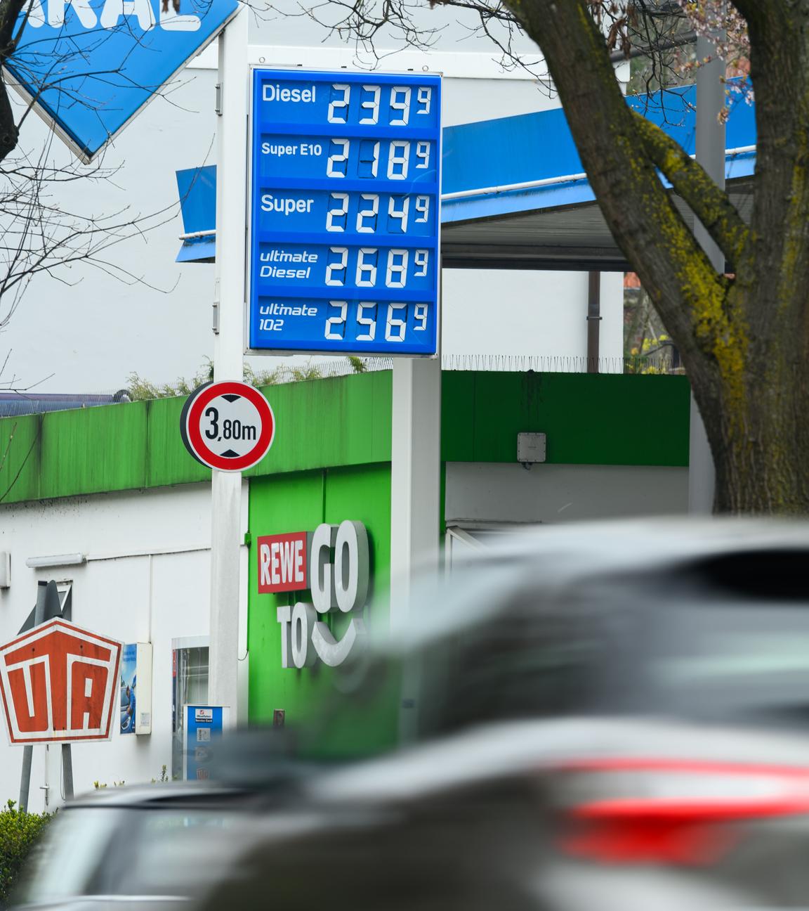 Hamburg: Die gestiegenen Spritpreise sind auf der Anzeigetafel einer Tankstelle zu sehen.