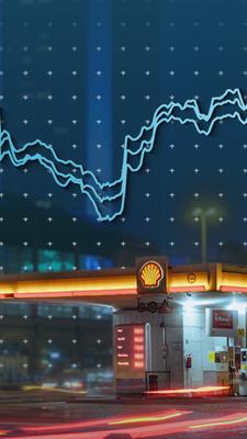 Eine Tankstelle bei Nacht, darüber eine Grafik zu den Spritpreisen in Deutschland