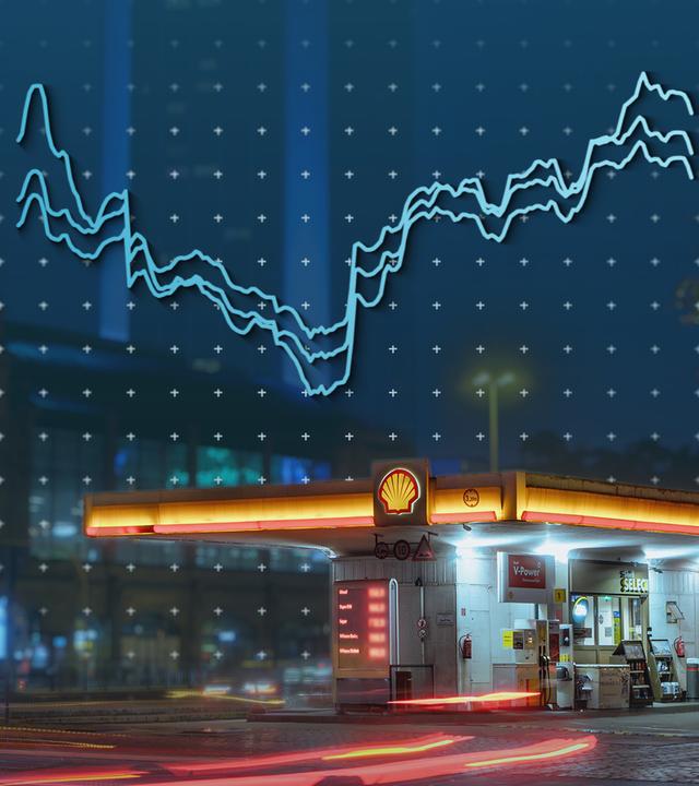 Eine Tankstelle bei Nacht, darüber eine Grafik zu den Spritpreisen in Deutschland