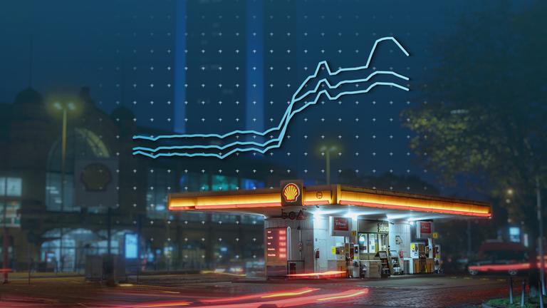 Eine Tankstelle bei Nacht, darüber eine Grafik zu den Spritpreisen in Deutschland