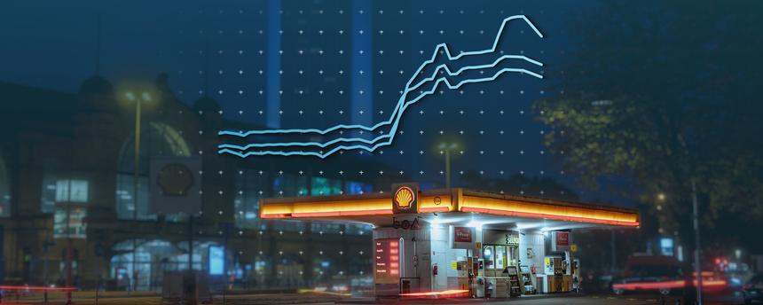 Eine Tankstelle bei Nacht, darüber eine Grafik zu den Spritpreisen in Deutschland