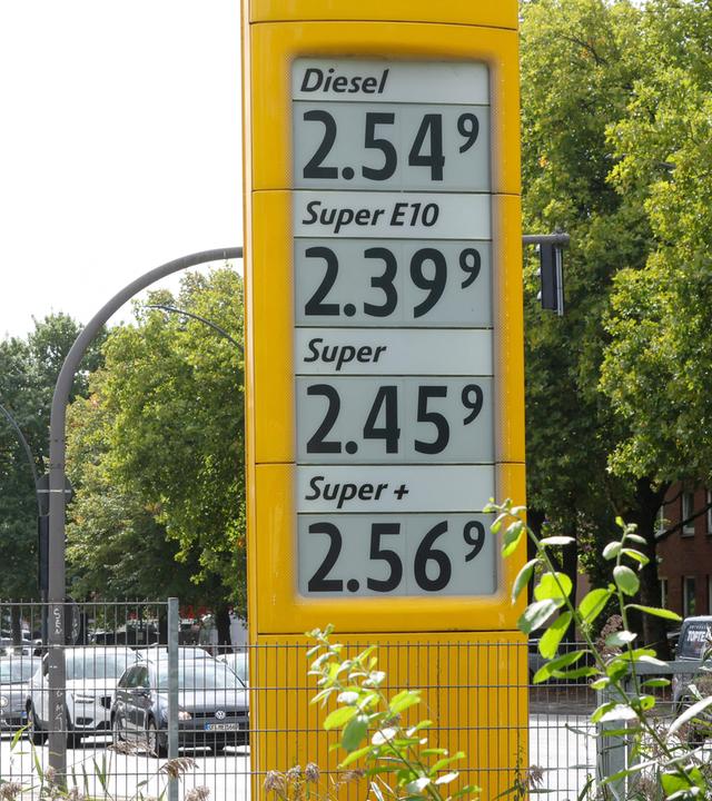 Hamburg: Auf einem Preisschild an einer Tankstelle werden die aktuellen Preise für Kraftstoffe angezeigt