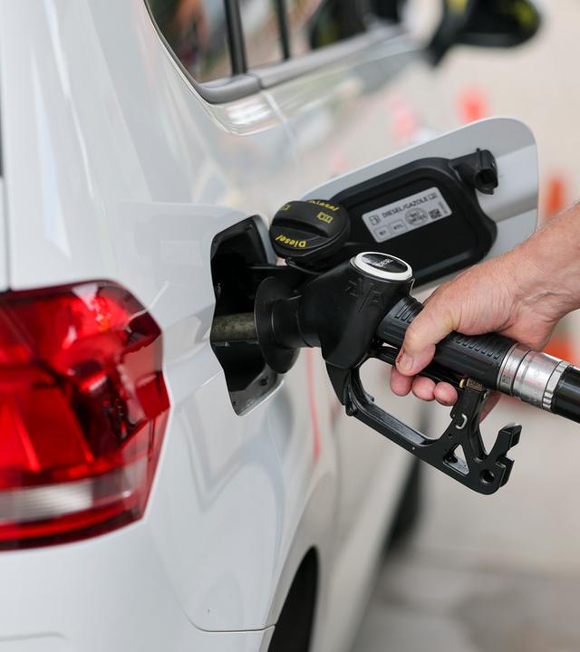 Sachsen-Anhalt: Ein Mann tankt an einer Tankstelle in Eisleben.