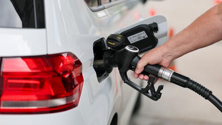 Sachsen-Anhalt: Ein Mann tankt an einer Tankstelle in Eisleben.