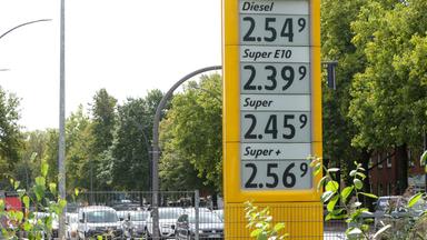 Auf einem Preisschild an einer Tankstelle werden die aktuellen Preise für Kraftstoffe angezeigt