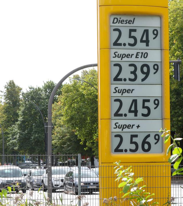 Auf einem Preisschild an einer Tankstelle werden die aktuellen Preise für Kraftstoffe angezeigt