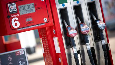 Mecklenburg-Vorpommern, Graal-Müritz: An einer Zapfsäule an einer Tankstelle hängen die Tankschläuche der Kraftstoffe Superbenzin (l-r), Super E10 und Diesel. Archivbild