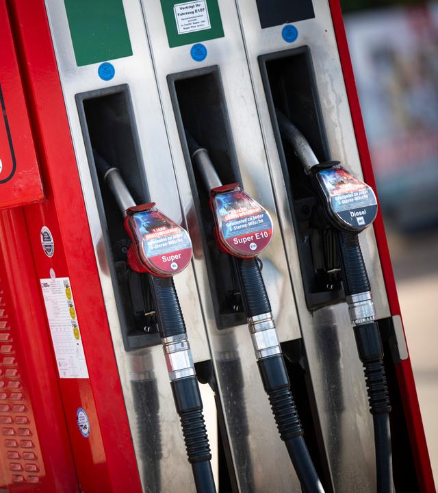 Mecklenburg-Vorpommern, Graal-Müritz: An einer Zapfsäule an einer Tankstelle hängen die Tankschläuche der Kraftstoffe Superbenzin (l-r), Super E10 und Diesel. Archivbild