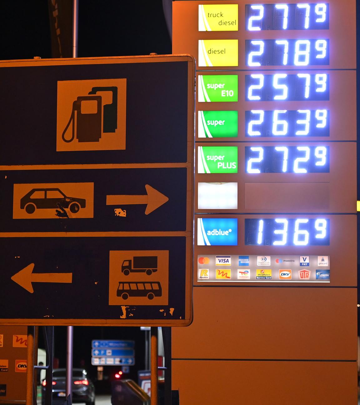 Benzinpreise an der Autobahntankstelle Koeschinger Forst an der A9.