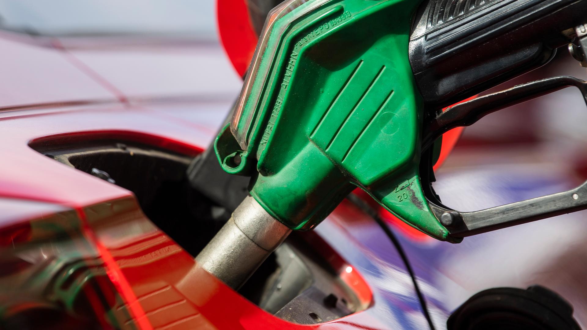 Ein Auto wird an einer Tankstelle betankt.