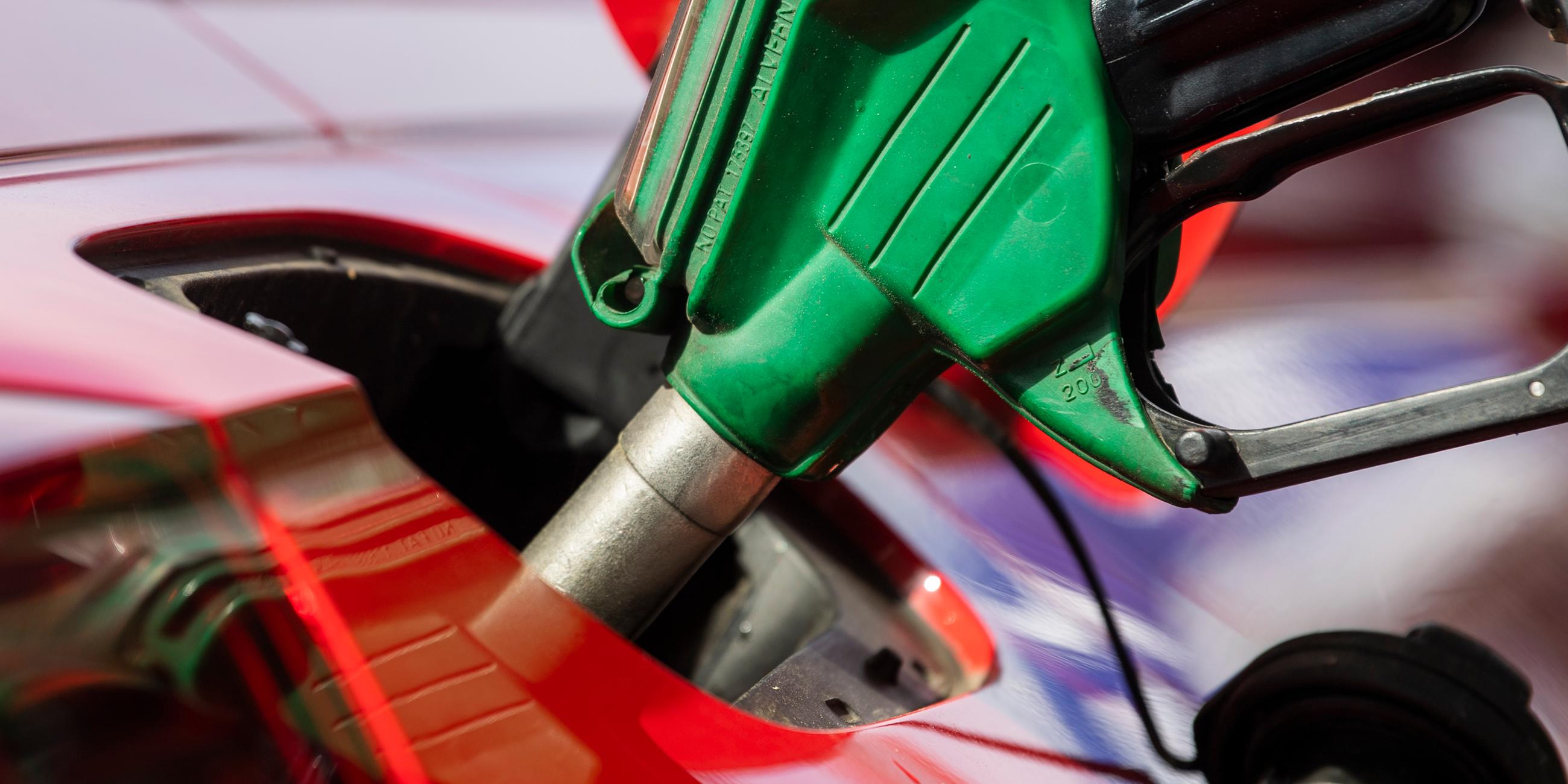 Ein Auto wird an einer Tankstelle betankt.
