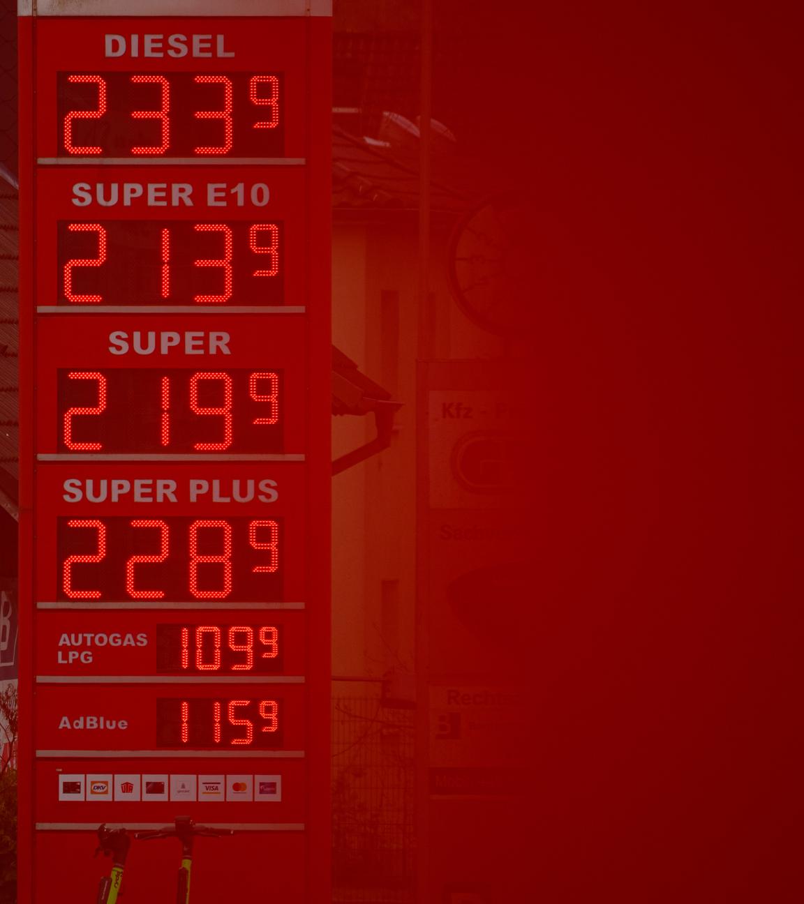 13.04.2026, Hamburg: Die gestiegenen Spritpreise sind auf der Anzeigetafel einer Tankstelle zu sehen.
