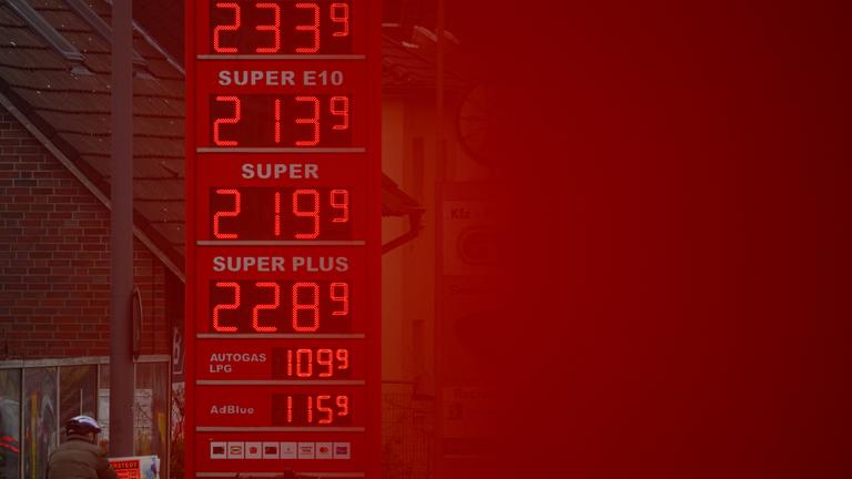 13.04.2026, Hamburg: Die gestiegenen Spritpreise sind auf der Anzeigetafel einer Tankstelle zu sehen.