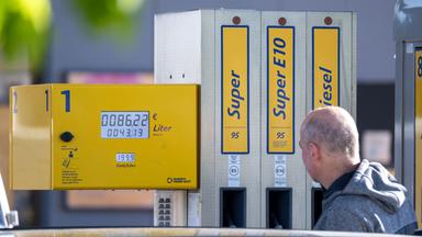 Bayern, Bamberg: Ein Mann tankt am 1. Mai an einer Tankstelle in Bamberg Diesel zum Preis von 199,9 Cent pro Liter.