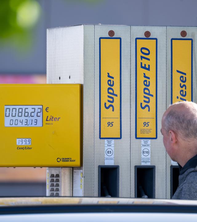 Bayern, Bamberg: Ein Mann tankt am 1. Mai an einer Tankstelle in Bamberg Diesel zum Preis von 199,9 Cent pro Liter.