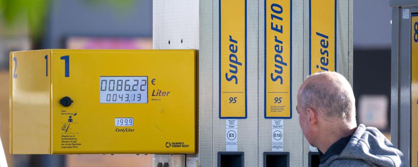 Bayern, Bamberg: Ein Mann tankt am 1. Mai an einer Tankstelle in Bamberg Diesel zum Preis von 199,9 Cent pro Liter.