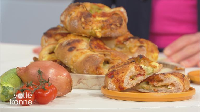 Italienische Teigtaschen mit Ofengemüse gefüllt