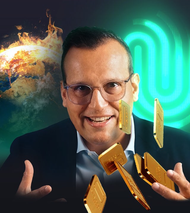 Dominik Kettner, ein Mann mit Brille und Anzug, vor ihm ein paar durch die Luft fliegende Goldbrikettes. Hinter ihm eine brennende Weltkugel, rechts davon das "Die Spur"-Logo.