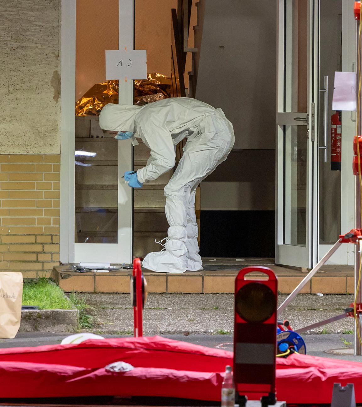 Spurensicherung der Polizei arbeitet am Tatort in Bad Nauheim