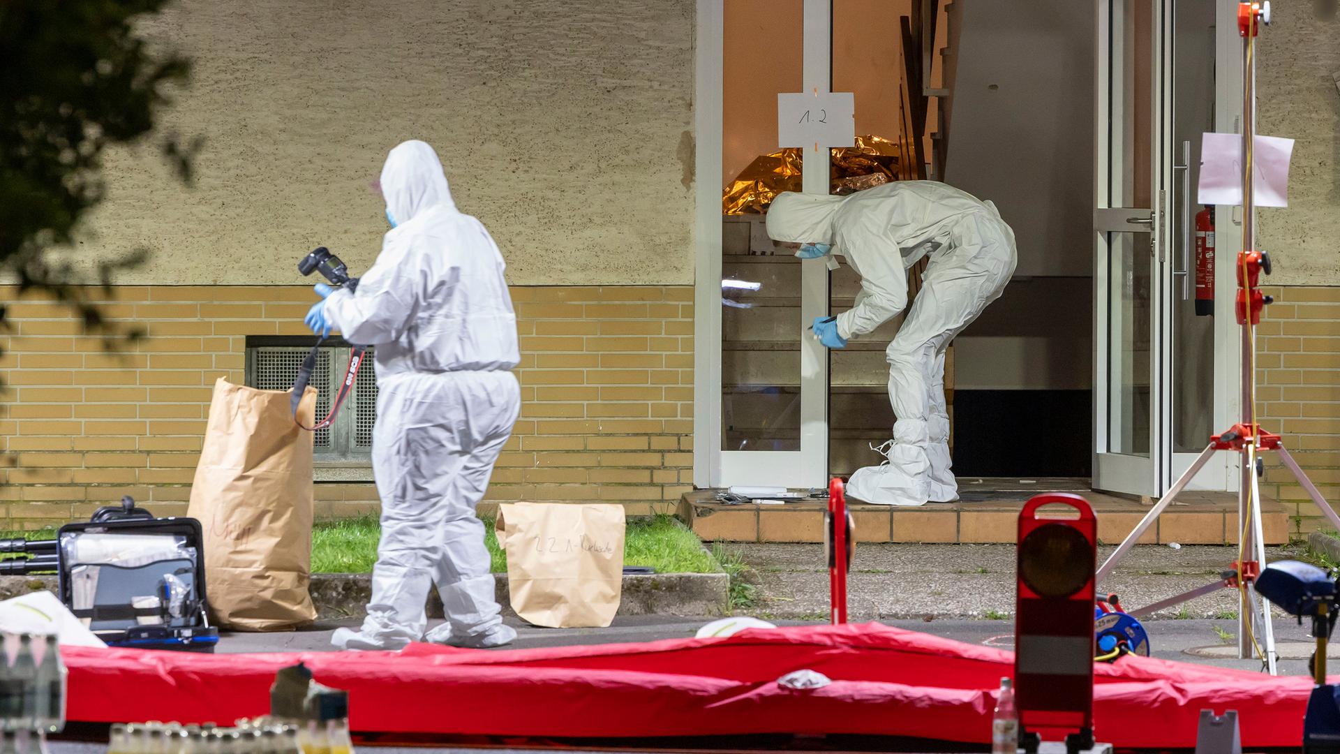Spurensicherung der Polizei arbeitet am Tatort in Bad Nauheim