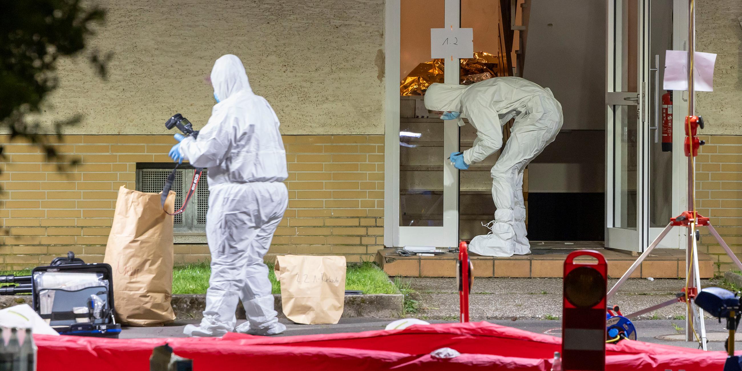 Spurensicherung der Polizei arbeitet am Tatort in Bad Nauheim